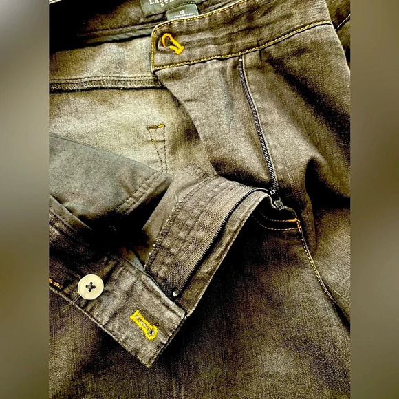 Larry Lavine 12 DARK blue stretch capris. Classic 5 pockets & 4 button accents. - Picture 7 of 8